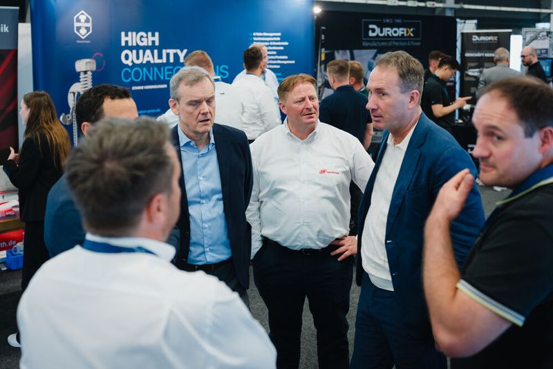 Ausgiebige Fachgespräche waren das Highlight für die 82 Aussteller der Schraubtec in LAndshut. (Bild: Tino Boecher)