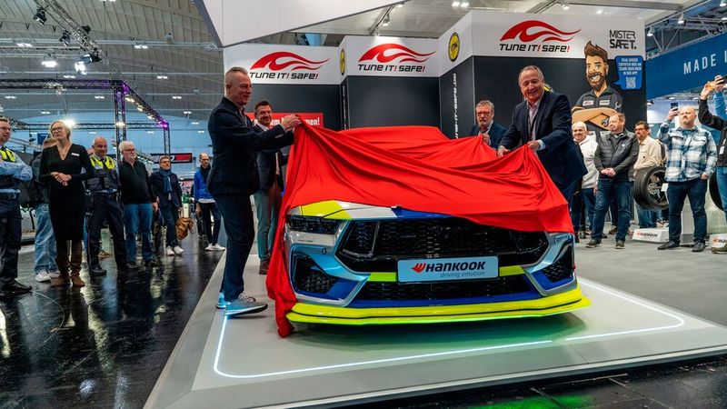 Enthüllung auf der Essen Motorshow: (v.l.n.r.:) Roland Hehner, Direktor Vertrieb Deutschland Mitte und Leiter Produkt & Tuning bei Hankook Reifen Deutschland, Dirk Kreidenweiß, Geschäftsführer VDAT, Christian Theis, Ministerialdirigent im Bundesministerium für Verkehr, und Oliver P. Kuhrt, Geschäftsführer Messe Essen.  (Bild:  Hankook)