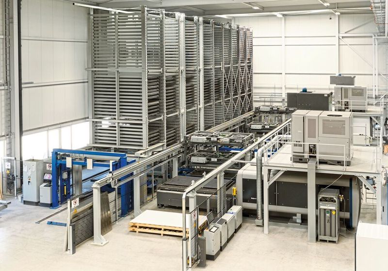 Im Blechlager werden mit weißer und schwarzer Ware zwei Materialarten getrennt gehandhabt. Die Anlage verfügt über zwei Laser, von denen je einer für eine Art Material vorgesehen ist. (Remmert)