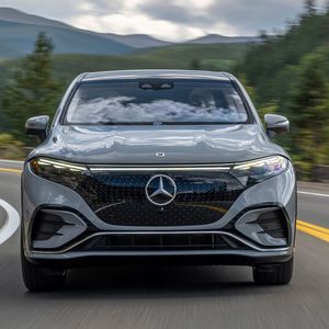 Die windschnittige Form hat sich die Limousine vom SUV abgeschaut.(Bild:  Mercedes-Benz)