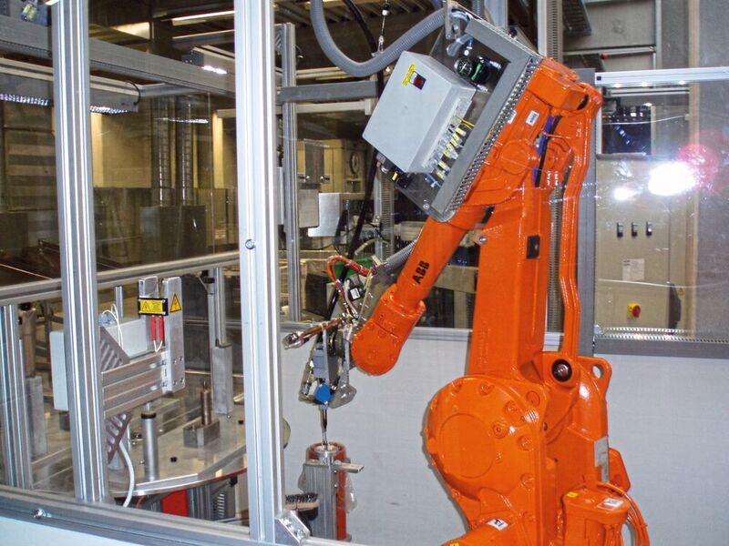 An einem Industrieroboter sind durchschnittlich 200 Kennzeichen verbaut. Dies verdeutlicht die Relevanz des industriellen Kennzeichnens. (PrintoLUX GmbH)