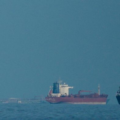 Durch den Iran-Krieg gibt es Störungen in den Lieferketten, weil etwa die Straße von Hormus weitgehend gesperrt ist (Symbolbild). Das bereitet den allermeisten deutschen Industrieunternehmen Sorgen, wie eine Umfrage des Ifo-Instituts zeigt ... (Bild: AP)