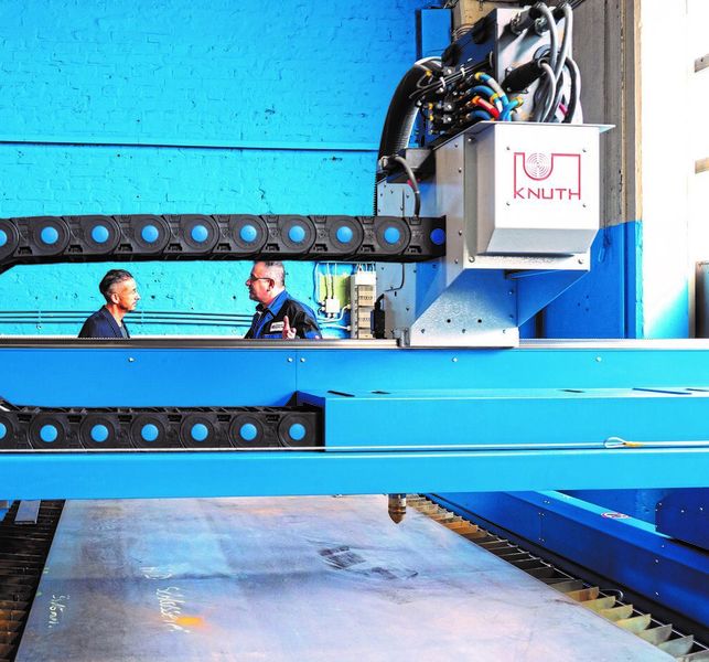 Zwei Tage nach Aufbau der Plasma-Jet in seiner Werkstatt bei HD-Metalltechnik erhielt der Firmenbesitzer (links im Bild) eine ausführliche Schulung. Knuth sei dabei sehr wichtig, dass die Anwender mit den Systemen die bestmögliche Qualität erreichen können. (Knuth)