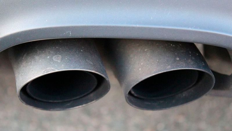 Die EU plant, die Emissionsgrenzen der künftigen Euro-7-Norm weniger hoch anzuheben als ursprünglich geplant. Der ZDK kritisiert jedoch, dass sie E-Fuels weiterhin nicht als alternativen Kraftstoff anrechnen lassen will. (Bild:  frei lizenziert /  Pixabay)