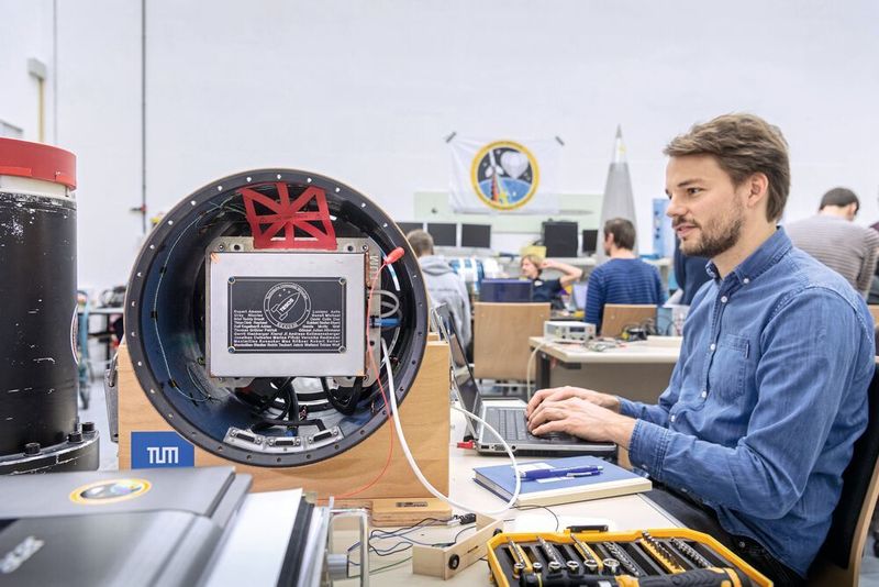 Ralf Engelhardt führt einen Funktionstest am Modul durch. (Andreas Heddergott / TU München)