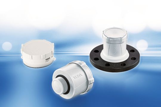 Klein und kompakt - die Sensoren lassen sich einfach  z.B. an IBCs anbringen und liefern ihren Messwert ganz ohne Kabel an den Anwender.(Bild:  Vega)