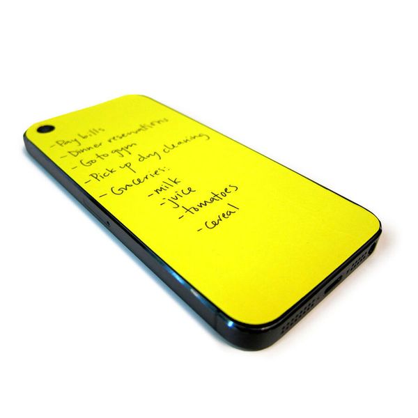 Unter www.radbag.de gibt es das Paperback Post-It für das iPhone 5. Es besteht aus 80 Blättern pro Block. Die Blätter haben einen abnehmbaren Kleber, die sie flach auf dem iPhone halten. Das Gewicht pro Block beträgt etwa 50 Gramm. Preis: 9,95 Euro.   (Press Loft)