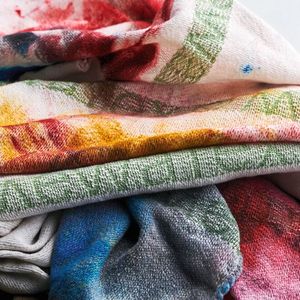 Das Mehrwegtuch von Mewa wird für den Einsatz in Werkstatt und Produktion gewebt. (Bild:  Mewa)