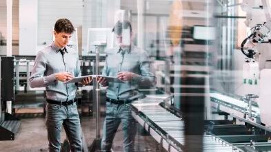 La nouvelle norme : des tablettes avec Eplan eView pour faciliter le travail des techniciens de mise en service. (Schaeffler Sondermaschinenbau)