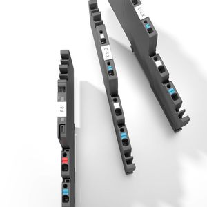 Die Module von Maxguard sind besonders platzsparend ausgelegt. Elektronische Lastüberwachungen und Potenzialverteiler weisen ein 6,1-mm-Rastermaß auf.