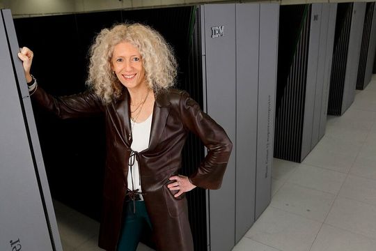 Professorin Kristel Michielsen, Leiterin der Abteilung „HPC for Quantum Systems“ und „Juniq“ am Forschungszentrum Jülich, hat die internationale Quantenforschung maßgeblich geprägt – insbesondere im Bereich der Simulation von Quantencomputern und der Validierung von Quantenalgorithmen.(Bild:  Forschungszentrum Jülich)