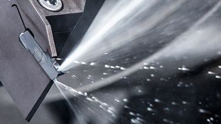 Die innere Kühlmittelzufuhr durch das Werkzeug bringt den Kühlschmierstoff genau an die Bearbeitungsstelle.  (Horn)