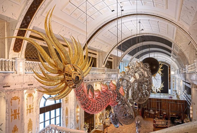 Um den Körper des Drachens zu bedecken wurden 13.000 mit Kristallen bestückte Edelstahlschuppen von Lasvit hergestellt. Für die glitzernde Deko sorgen über 2,5 Millionen Swarovski-Kristalle.  (Lasvit)