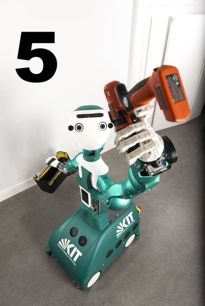 Kameras hat Armar 6 im Kopf, mit denen sich der Roboter in seiner Umgebung zurechtfindet. Entwickelt vom KIT als Assistenten kann Armar 6 erkennen, wann ein Mensch Hilfe benötigt und diese proaktiv anbieten. (KIT/Laila Tkotz)