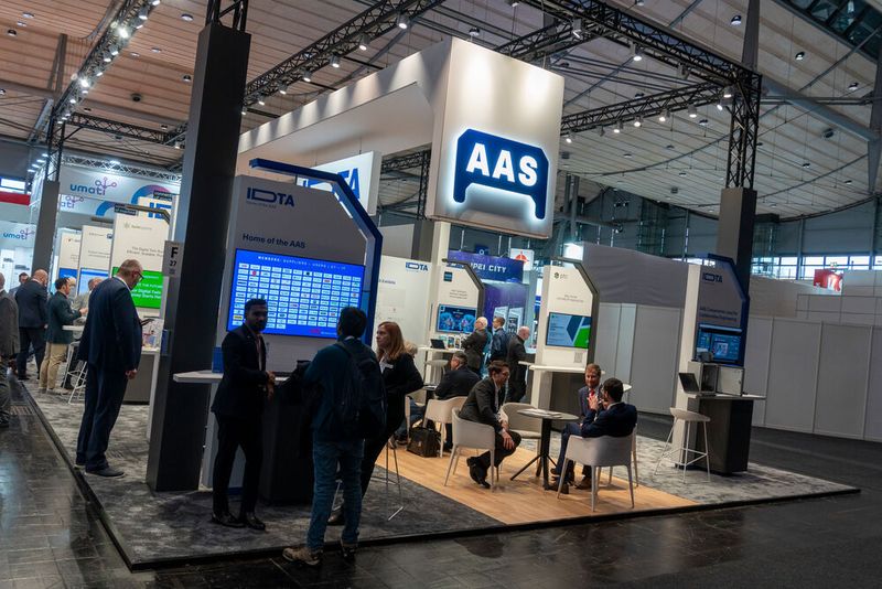 Bei der Industrial Digital Twin Association konnten sich Interessierte einen Überblick über die offiziellen IDTA Submodel-Templates verschaffen, die die Erstellung eigener Submodels auf einfache Weise ermöglichen sollen. Submodels sind Teilmodelle der Asset Administration Shell, die spezifische Aspekte oder Anwendungsszenarien eines Assets beschreiben. Sie durchlaufen ein definierter Prozess der IDTA, um sicherzustellen, dass sie korrekt, zielgerichtet und qualitativ hochwertig sind. Über 90 Teilmodelle wurden laut der Organisation bereits entwickelt, die unter anderem digitale Typenschilder und die Bereitstellung des CO2-Fußabdrucks eines Assets ermöglichen sollen. (Bild: Vogel Communications Group)