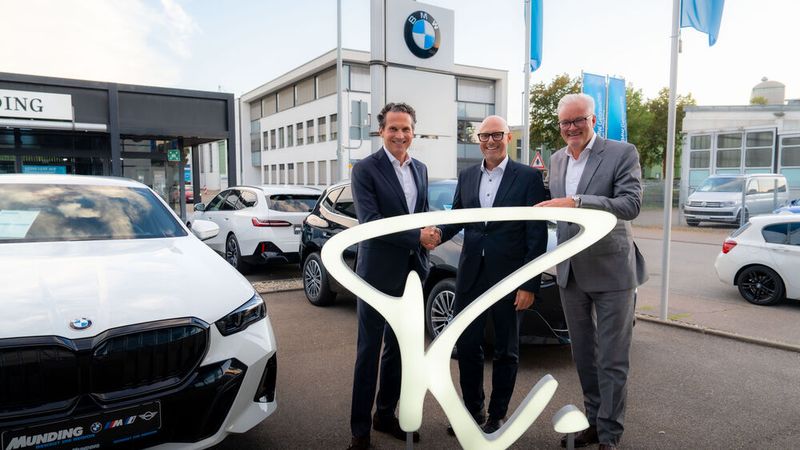 Besiegelten ihre Zusammenarbeit: (v.l.) Peter Reisacher (Inhaber und Geschäftsführer Reisacher Gruppe), Andreas Köhler (Geschäftsführer Autohaus Munding), Andreas Schlachter (Geschäftsführer Reisacher Gruppe).(Bild:  Reisacher)
