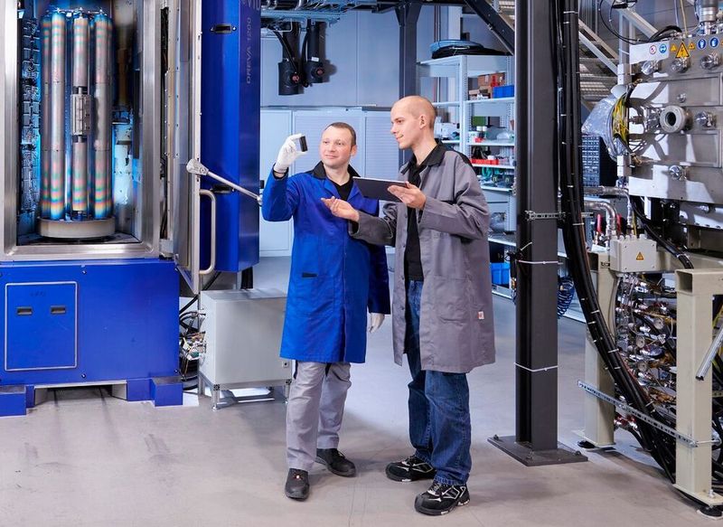 Beim Effekt der Supraschmierung spielen die bereits im Einsatz befindlichen, sehr harten „Diamor“-Schichten auf Kohlenstoffbasis eine Schlüsselrolle, sagen die IWS-Experten. Diese können aber auch zusätzlich mit Fremdatomen, wie etwa Bor versetzt werden, um sich mit bestimmten Schmierstoffmolekülen zu verbinden und im laufenden Betrieb ultraschmierende Grenzflächen zu erzeugen. (J. Jeibmann / Fraunhofer-IWS)