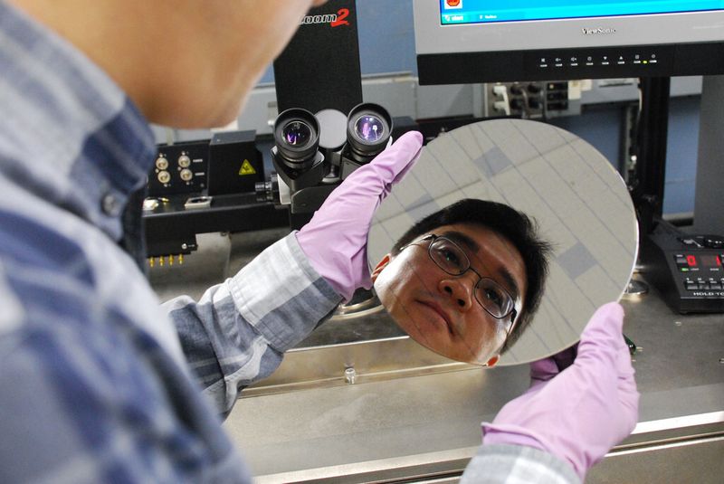 IBM-Forscher  Hongsik Park mit dem spezieller Wafer aus Hafniumoxid und Siliziumoxid (Foto: IBM Research)