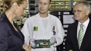 Die sächsische Staatsministerin für Wissenschaft und Kunst, Professorin Sabine von Schorlemer (links), begutatchtet eine Baugruppe. Rechts: Leesys-CEO Jörg Friedrich. In der Mitte: Thomas Scheidhauer von der Qualitätssicherung. (Bild: Leesys)