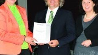 ZDK-Geschäftsführerin Birgit Behrens (li.) überreichte die Urkunde an die Audi-Mitarbeiter Heiko Schmidt und Elke Guth-Wenk. (Foto: Audi)