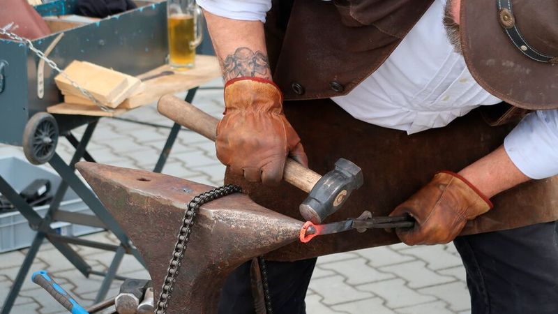 Gäste der Jubiläumsfeier konnten sich Flaschenöffner schmieden lassen. Als Basis dienten Schraubenschlüssel, … (Bild: Diehl – VCG)
