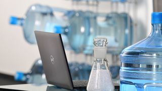 Nachhaltigkeit in der Praxis: Die Matrix neuer Halbzeuge besteht zu 50 % aus Rezyklaten, die aus der Verwertung von Mehrweg-Wasserflaschen aus Polycarbonat (PC) stammen. Lanxess favorisiert diese ressourcenschonenden Produkte etwa für Laptopdeckel oder Gehäuse von Smartphones, Tablets, E-Books oder Handys. (Lanxess)