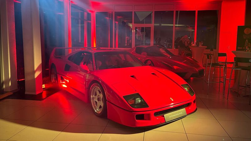 Der zur Jubiläumsfeier gezeigte F40 war eine Leihgabe des Nationalen Automuseums (The Loh Collection) in Dietzhölztal-Ewersbach. Dahinter ein Ferrari Enzo, der Nach-Nachfolger des F40. (Bild: Diehl – VCG)