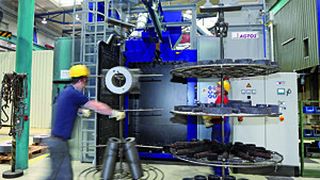 Bild 1: Diese Hängebahn-Strahlanlage hat Agtos zum Reinigen von gehärteten Zahnrädern und Wellen bei Henschel errichtet. (Bild: Agtos)