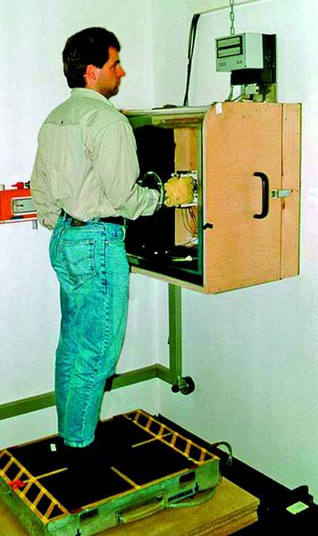 Bild 2: Prüfstand für Vibrations-Schutzhandschuhe. (Archiv: Vogel Business Media)