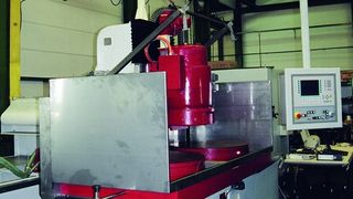 Bild 1: Mit Retrofit wurde die Doppelrundtisch-Flachschleifmaschine, hier ohne Umhausung, in der Werkstatt der Günter Schmitz GmbH general-überholt. (Archiv: Vogel Business Media)