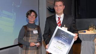 Für ihre crossmediale Kampagne „ABB Automation Tour 2010“ haben  Dr. Marion Hebach und Kai Jan Neumann von ABB Automation Product den 1. Platz beim B2B-Marketing-Award belegt.  (Bild: Vogel Business Media)