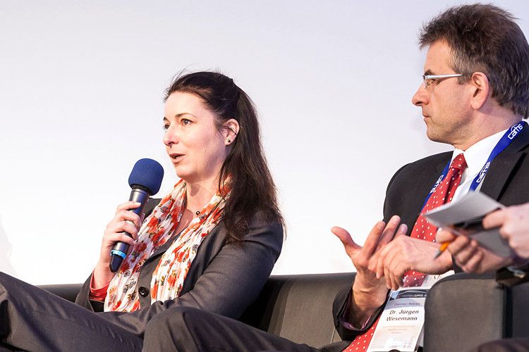 Podiumsdiskussion: Wie richtig in Leichtbau investieren? Im Bild: Dr. Christina Hack (l.) Dr. Jürgen Wesemann (Foto: Stefan Bausewein)