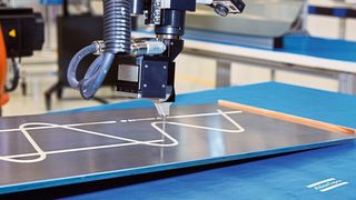 IDDA.Seal heißt die neuste Applikationstechnik von Atlas Copco, die für Nahtabdichtungen im Karosseriebereich prädestiniert ist, wie es heißt. PCV-Dichtsysteme können damit zeit- und materialsparend exakt platziert werden. Zusammen mit Audi hat das Unternehmen die Applikationsneuheit am 4. Dezember 2019 erstmals der Öffentlichkeit präsentiert. (2019 Ruediger J. Vogel)