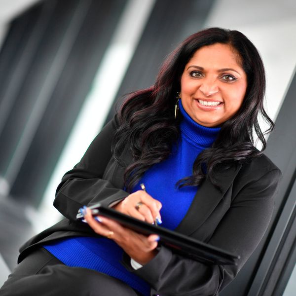 Mamatha Chamarthi ist Chief Digital Officer der ZF Friedrichshafen AG. Die in Hydarabad/Indien geborene Managerin arbeitet seit über 20 Jahren in der Branche. Sie betreute Ende der 90er bereits die Fusion von Daimler und Chrysler. (ZF Friedrichshafen AG)