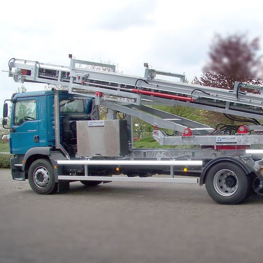 Per Funk fernsteuerbarer LKW zur Waggonentladung von Schüttgut an wechselnden Einsatzorten.(Bild:  Apullma)