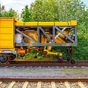 Das neue automatische Schienenreparatursystem besteht aus einem Waggon, der auf Schienen gezogen wird und mit zwei Robotern von Fanuc ausgestattet ist (rechts). Außer dem Schweißen beherrscht diese Robel-Innovation das Fräsen und Schleifen.(Bild:  Robel)