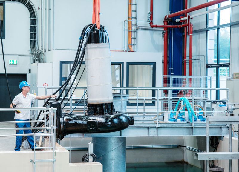 Die Pumpen werden in einem eigenen Prüfbecken auf Herz und Nieren getestet. (Bild:  HOMA Pumpenfabrik )