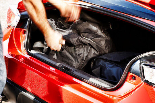 Genug fürs kleine Gepäck: Der Kofferraum fasst alltagstaugliche 242 Liter. (Foto: Toyota)