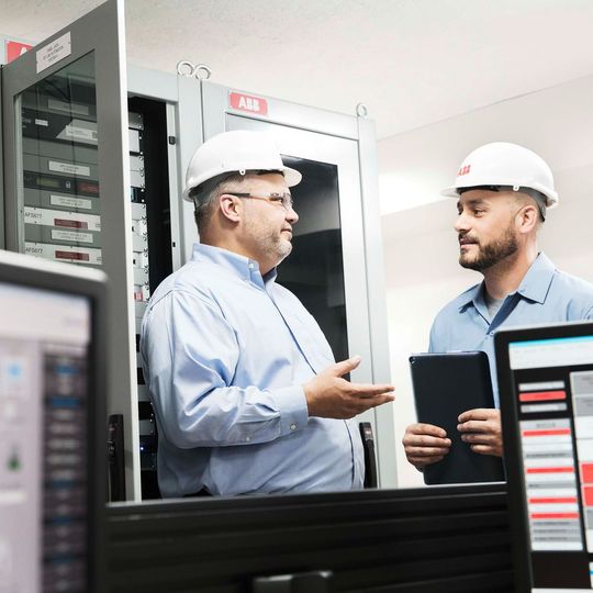 Mitarbeiter von ABB kontrollieren die Kohlendioxid-Emission in Zuckerfabriken. (Bild:  ABB)