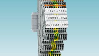 Die mehrstöckigen Reihenklemmen in schräger Bauform sind nur 3,5 mm breit. Die abgewinkelte Bauform ermöglicht minimierte Biegeradien zur besseren Leitereinführung.  (Phoenix Contact)