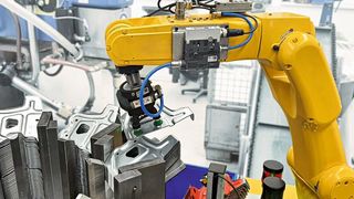 Mithilfe des Leichtbaugreifers SLG von Schmalz entnimmt der Roboter die gestanzten Bleche einzeln vom Stapel.  (Bild: Schmalz)