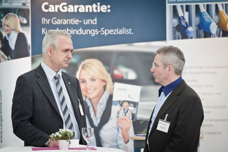 Die Car Garantie war als Premium-Partner ebenfalls mit einem Stand vertreten. Michael Dippel von der Ludwig Dippel GmbH (r.) nutzt die Chance für ein Gespräch. (Foto: Bausewein)