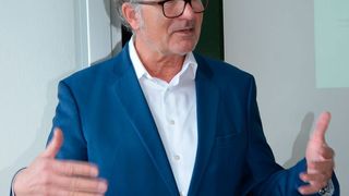 Firmenchef Burkhard Weller dozierte an der HfWU. (Foto: Wellergruppe/HfWU)