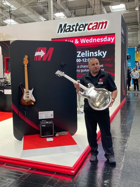 Die erste Gitarre aus einem Titan-Hohlkörper? Gab es am Stand von Mastercam zu sehen. (Bild: Stefanie Michel)