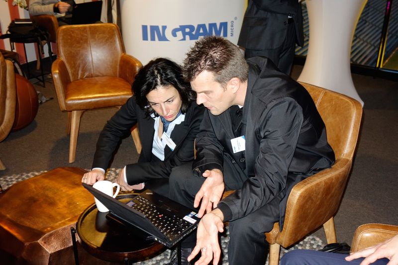 Welche Präsentation nehmen wir - Sumru Gerken und Stefan Schoenenberg, Ingram Micro, sind sich noch nicht einig. (Bild: IT-BUSINESS)