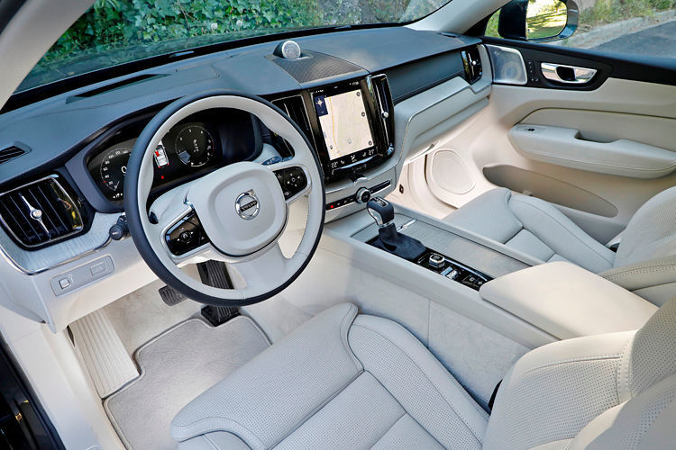 Auch im Innenraum orientiert sich der XC60 am 90er; klares Design, edle Materialen, bequeme Sitze und viele Ablagen machen den Alltag an Bord angenehm. (Volvo)