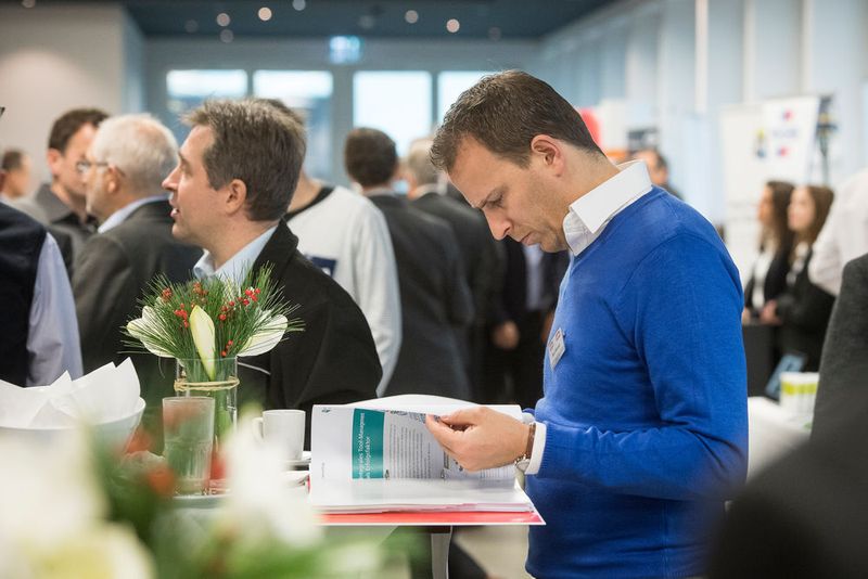 Der Kongress und die Tischmesse im Foyer boten einen angenehmen Rahmen für Gespräche und das Networking. (Thomas Entzeroth)