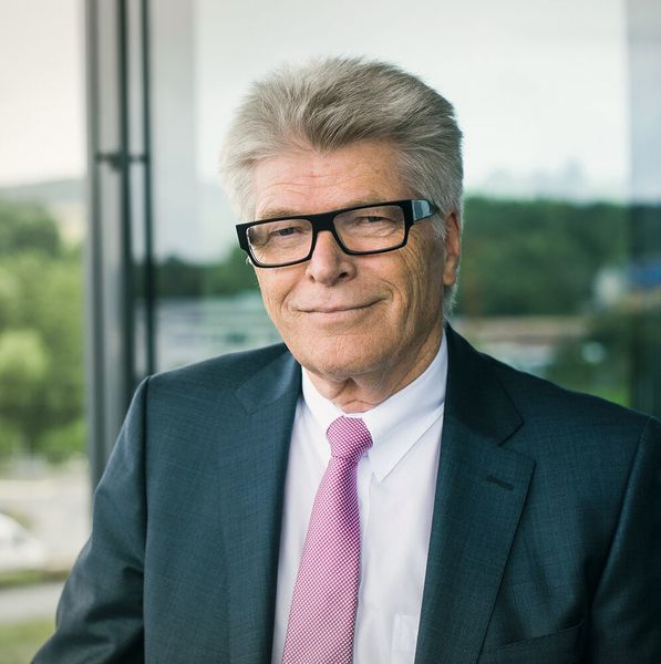 1985: Dr. Friedhelm Loh, Inhaber und Vorstandsvorsitzender der Friedhelm Loh Group, steigt ins Unternehmen ein. (Eplan)