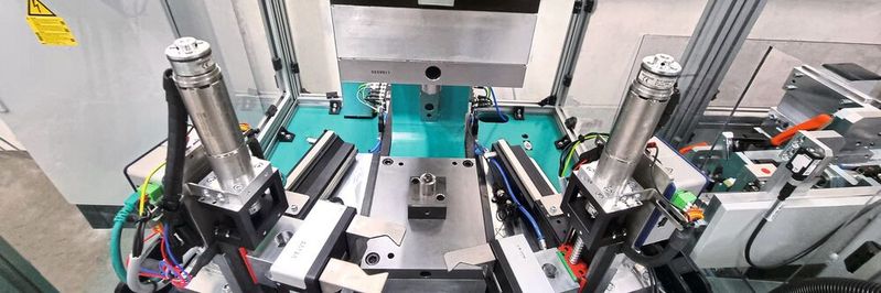 Zwei lineargeführte Greifer legen abwechselnd ein Bauteil in das Werkzeug der Tox-Servopresse ein und entnehmen es nach dem Pressen. Zwei lineargeführte Greifer legen abwechselnd ein Bauteil in das Werkzeug der Tox-Servopresse ein und entnehmen es nach dem Pressen.