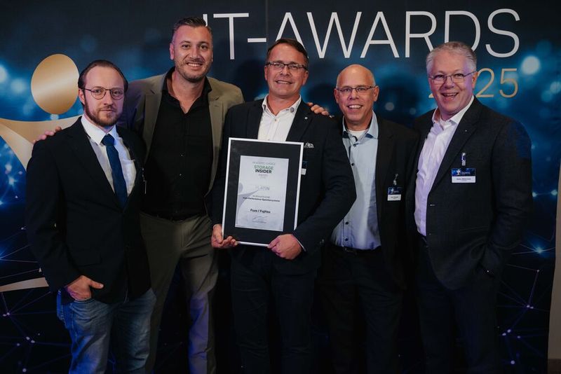 Tobias Schlerge (Vogel IT-Medien), Julius Berger und Alexander Tlusti von Fsas/Fujitsu sowie Klaus Rauberger und Stefan Mittermeier von Computent mit dem Platin-Award für „High-Performance-Speichersysteme“.  (Bild: Manuel Emme Fotografie)